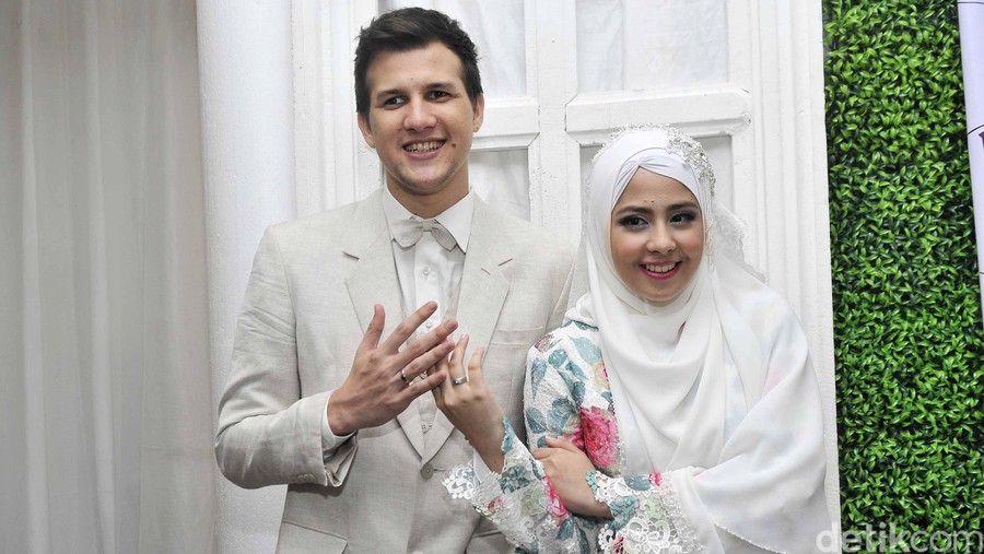 Risty Tagor menikah dengan Stuart Collin