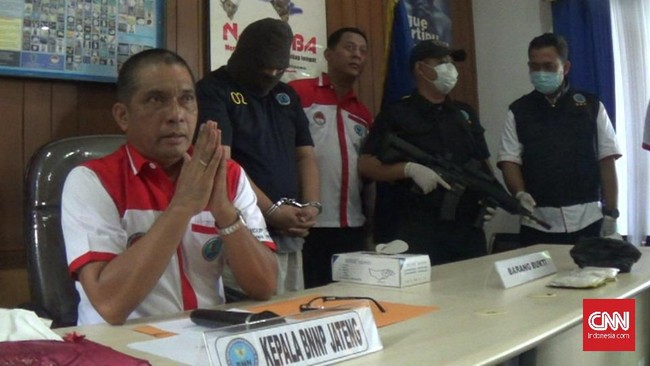 Kurir berinisial ES itu membawa 200 gram sabu. Saat ditangkap ES sempat membuang sabu yang dibawanya ke toilet bus untuk menghilangkan barang bukti.