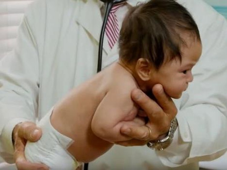 Untuk menenangkan bayi yang rewel, ada lho cara unik yang bisa Bunda coba supaya si kecil nggak rewel lagi. Apa aja? Yuk simak Bun.
