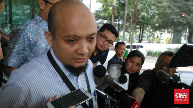 Jubir Presiden Jokowi, Johan Budi, mengatakan penyelesaian kasus Novel Baswedan bisa dilakukan dengan menarik dakwaan.