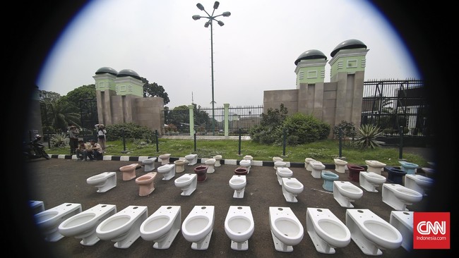 Sekretaris Kabinet Pramono Anung menegaskan moratorium pembangunan gedung pemerintahan yang diputuskan Presiden Jokowi pada Desember 2014 tetap berlaku.