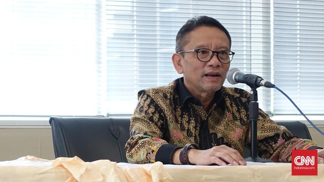Direktur Jenderal (Dirjen) Pajak Ken Dwijugiasteadi mengimbau seluruh pegawainya untuk mengikuti amnesti pajak untuk menyukseskan program itu.