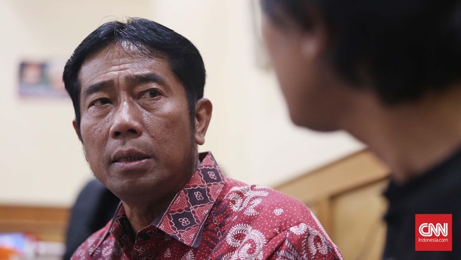 Kepada CNN Indonesia, lelaki yang gemar mengoleksi batu akik ini bercerita panjang lebar ihwal banyak masalah yang menjadi pembicaraan publik.