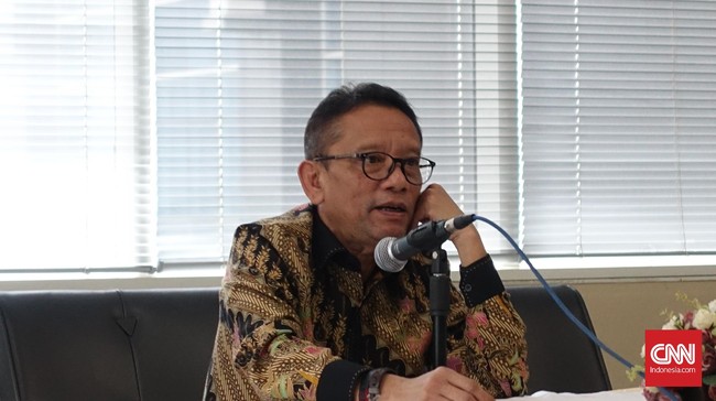 Plt Dirjen Pajak Ken Dwijugiasteadi diberi mandat mencari penerimaan pajak Rp 225 triliun di Desember. Jika berhasil, Menkeu melantiknya jadi Dirjen tetap.