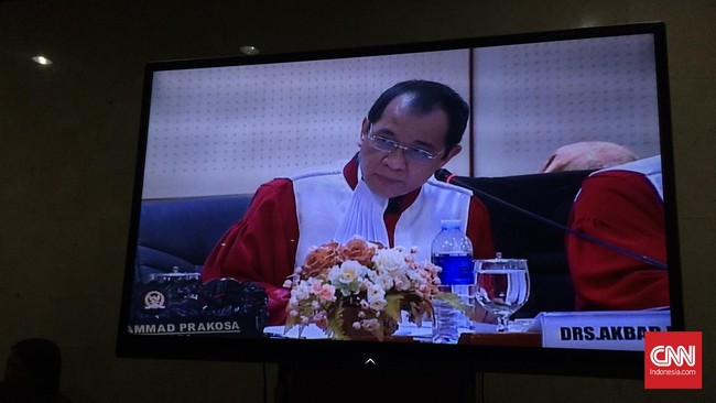 Wakil Ketua MKD Junimart Girsang mengatakan rapat internal akan menentukan apakah kesaksian Riza diperlukan dan Riza perlu dipanggil paksa atau tidak.
