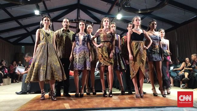 Kain yang memikat hati, memesona, dan menarik hati ini yang dikenal dengan Alleira. Lini batik premium ini dulunya didirikan di garasi rumah.