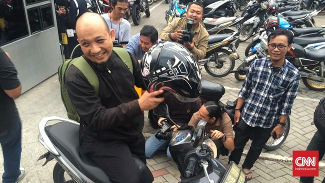 Penyidik KPK Novel Baswedan menyambangi Mabes Polri hari ini. Kedatangannya dalam rangka pelimpahan tersangka dan barang bukti ke JPU yang tertunda pekan lalu.