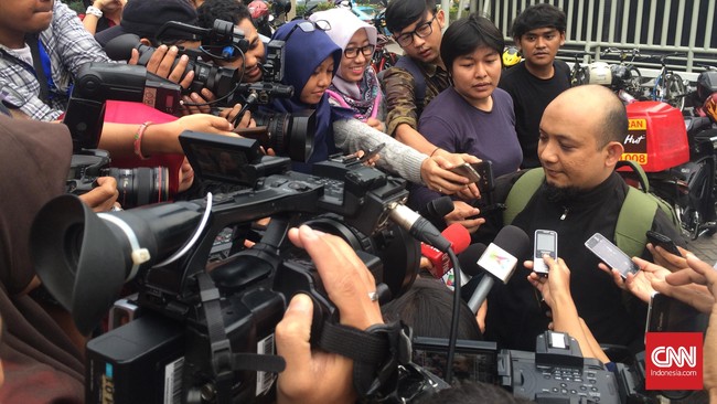 Prasetyo diminta menerbitkan Surat Keterangan Penghentian Penuntutan (SKP2) kasus yang menjerat penyidik KPK, Novel Baswedan.
