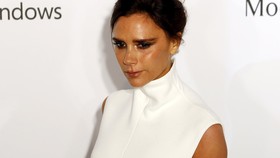 Victoria Beckham Jadi Manekin untuk James Corden