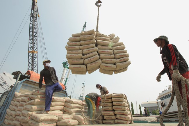 Kapasitas produksi yang tinggi, tidak diimbangi dengan pertumbuhan permintaan semen. Membuat perusahaan semen nasional terpaksa menjual dengan harga murah.
