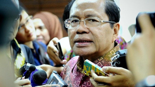 Istana sore ini terlihat sibuk. Sejumlah menteri dan tokoh hilir-mudik menemui Jokowi. Isu reshuffle kabinet makin mencuat, namun terus dibantah Istana.