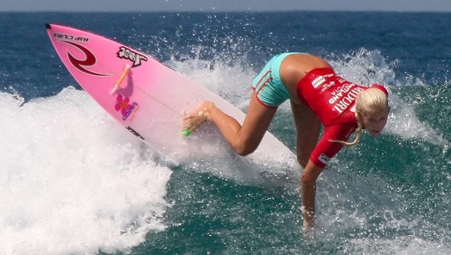 Anak-anak muda harus belajar kegigihan dari Bethany Hamilton. Jika dengan keterbatasan Bethany bisa, maka kita yang normal juga pasti bisa.