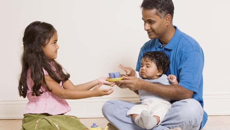 Cara Menyampaikan ke Anak Kalau Mereka Bakal Punya Saudara Angkat