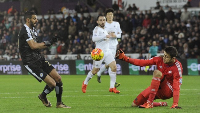 Leicester City kembali ke puncak klasemen setelah mengalahkan Swansea City dengan skor telak 3-0 lewat hattrick Riyad Mahrez