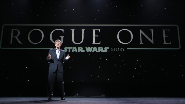Akhir dari cuplikan video Star Wars Rogue One itu lalu menampilkan sosok Darth Vader, walau hanya terlihat dari belakang.