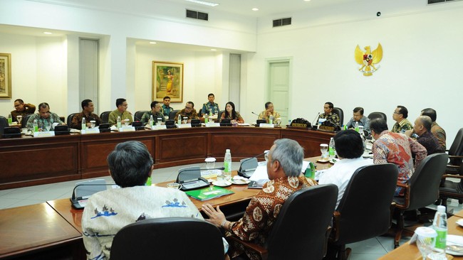 Rasionalisasi pegawai negeri sipil secara alami terjadi lewat efisiensi belanja pegawai. Selama ini biaya belanja pegawai cukup tinggi dan membebani.