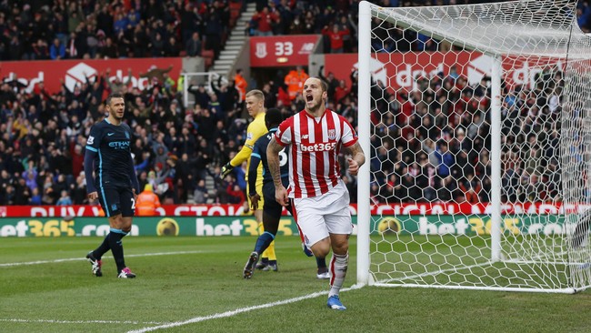 Manchester City tertinggal 0-2 dari tuan rumah Stoke City hingga jeda babak pertama pada lanjutan Liga Primer Inggris yang berlangsung di Stadion Britannia.