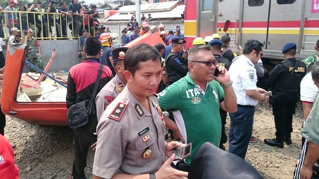 Imbas kecelakaan Metromini dengan Kereta Commuter Line di perlintasan kereta Muara Angke, Minggu (6/12), sejumlah jadwal Commuter Line mengalami perubahan.