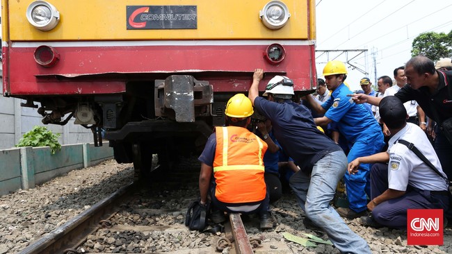 PT KAI Commuter Jabodetabek mengatakan saat ini jadwal KRL kembali normal setelah evakuasi kecelakaan Metromini dan KRL di perlintasan Angke selesai dilakukan.