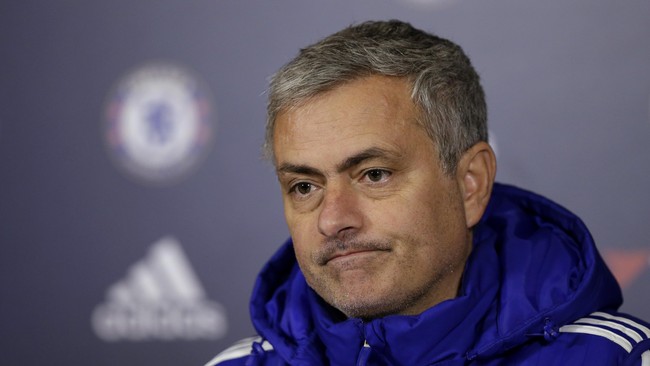 Pemilik Chelsea, Roman Abramovich, diklaim berada di persimpangan jalan. Abramovich harus memilih antara mendepak Jose Mourinho atau mengubah skuat Chelsea.