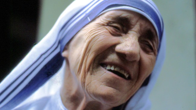 Cinta kasih seorang ibu pada anaknya ia praktikkan untuk kepentingan orang banyak di India. Dia dikenal dengan nama Bunda Teresa.
