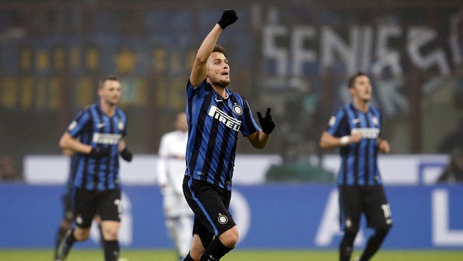 Inter Milan berhasil naik ke puncak klasemen setelah mengalahkan Genoa dengan skor tipis 1-0.