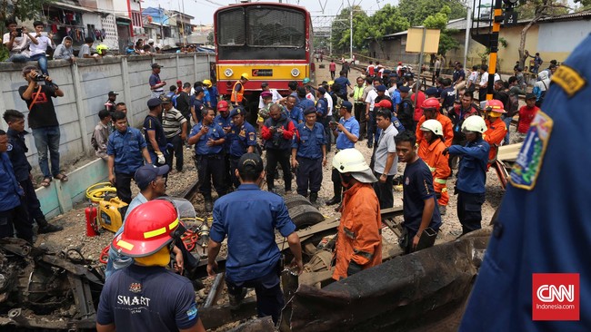 Sebanyak 18 orang tewas ketika KRL menyambar metromini yang menerobos palang perlintasan kereta di Muara Angke, Jakarta Utara. Gubernur Ahok pun geram.