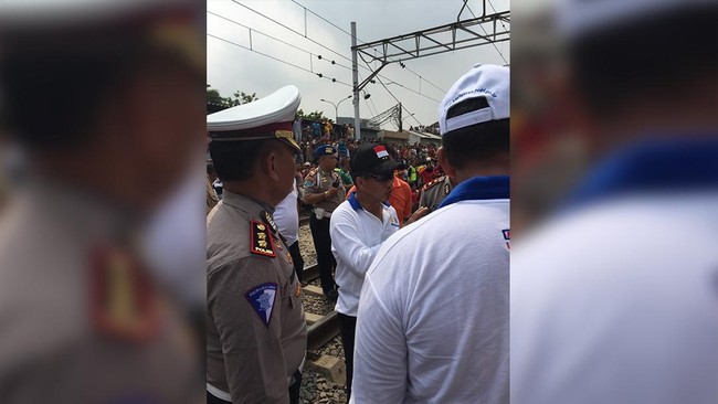 Metromini menghantam KRL di perlintasan Muara Angke, Jakarta Utara. Setidaknya belasan penumpang metromini tewas. Saat ini evakuasi masih berlangsung.