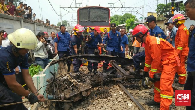 Sebelumnya, Jalan Tubagus Angke sempat macet total. Antrian kendaraan mencapai 1 km dan jalan sempat ditutup guna mencegah kemacetan semakin panjang.