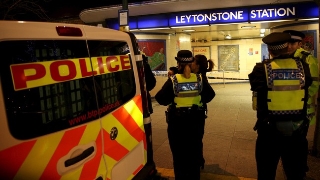 Pria yang menyerang dengan pisau di stasiun kereta api bawah tanah di London pada Sabtu lalu didakwa atas percobaan pembunuhan.