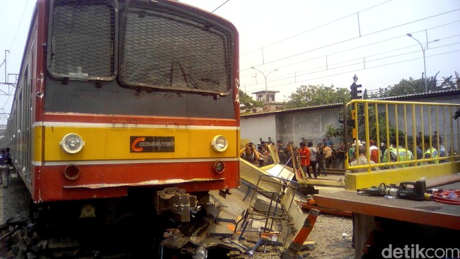 Pemadam Kebakaran Suku Dinas Jakarta Barat menyebutkan kecelakaan KRL-Metromini di Muara Angke tewaskan 13 orang. Sementara 7 orang lainnya luka-luka.