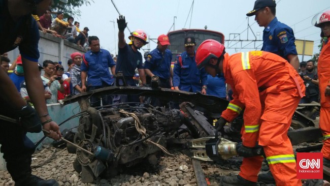 Dalam Undang-Undang No.22 Tahun 2009 dijelaskan bahwa orang yang melanggar rambu kereta api bisa didenda sebesar Rp 750 ribu.
