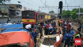 Evakuasi Sulit, Petugas Potong Metromini