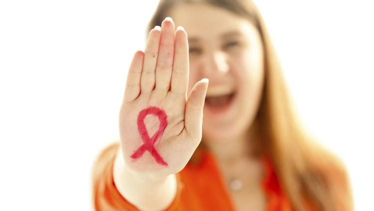 Ibu yang mengidap HIV-AIDS bisa menular pada anak. Salah satunya saat memberikan ASI pada anaknya.