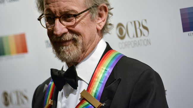 Steven Spielberg dilaporkan sedang menulis naskah cerita serial horor terbaru untuk disaksikan lewat ponsel dan hanya bisa ditonton tengah malam.