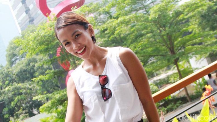 Melanie Putria punya cerita soal aktivitas anaknya bermain di luar rumah.