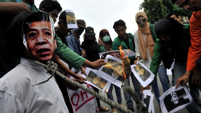Anggota Komisi 1 Fraksi Partai Golkar Dave Laksono mengaku di dalam fraksi partainya sendiri saat ini sudah pecah.