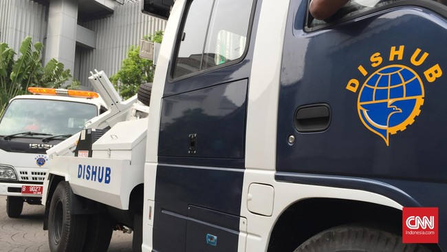 Seorang pelanggar parkir menggigit lengan petugas Suku Dinas Perhubungan Jakarta Selatan di Jalan Minangkabau, Manggarai.