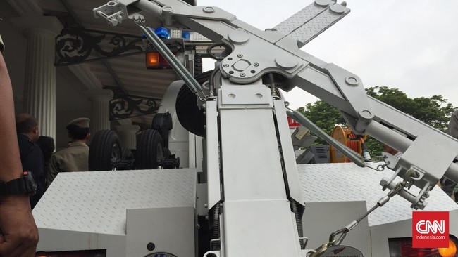 Pelaku menderek mobil yang mogok di tol dan meminta sejumlah uang untuk menebus mobil yang diklaim dibawa ke bengkel untuk diperbaiki.