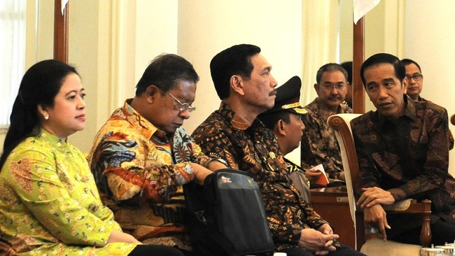 Saat ini ada 42 ribu lebih peraturan. Jokowi meminta separuhnya dihapus karena dinilai membelenggu kinerja pemerintah selama ini.