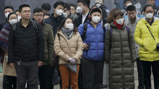 Beijing mengeluarkan peringatan "waspada merah" dan menutup sekolah serta menghentikan aktivitas penghasil polusi seiring kabut asap yang semakin tebal.