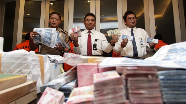 Penyidik Badan Reserse Kriminal Polri mengamankan tiga orang yang diduga memproduksi sekaligus menyebarkan uang palsu.
