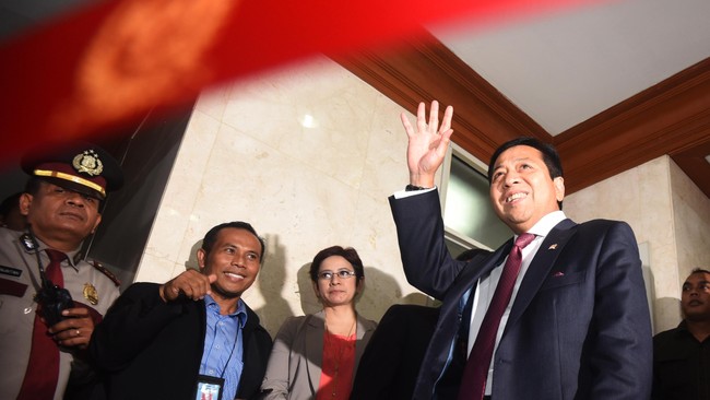 Besok, nasib Setya Novanto akan ditentukan. Apakah ia dikenai sanksi ringan, atau sedang hingga berat yang berujung pencopotan jabatan sebagai Ketua DPR.