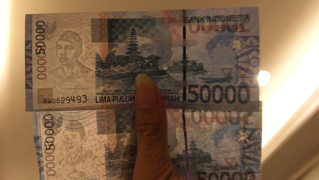 Dari tangan dua orang yang ditangkap, petugas mengamankan uang palsu pecahan Rp100 ribu sebanyak 18 ribu lembar.