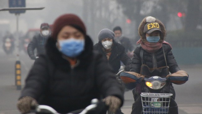 Kabut asap berbahaya bertiup ke Shanghai dan mencapai titik paling berbahaya sejak Januari tahun ini. Akibatnya, sekolah dan jalanan mesti ditutup.