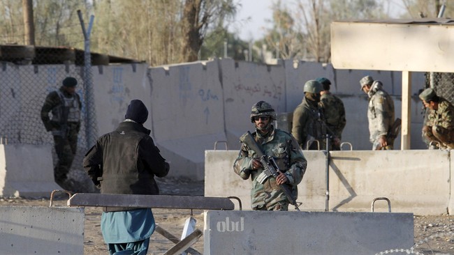 Gerilyawan Taliban serang bandara Kandahar selama semalaman sejak Rabu (8/12) pagi hingga malam, menyebabkan puluhan warga sipil tewas.