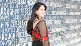 Dunia Maya Semakin Tidak Aman bagi Lana Del Rey