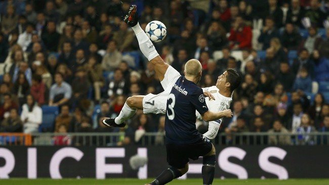 Cristiano Ronaldo tercatat di buku rekor Liga Champions setelah mencetak empat gol ke gawang Malmo. Namun, CR7 tak hanya mencatat satu rekor dalam laga itu.