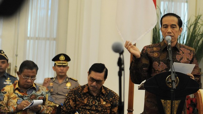 Presiden Jokowi mengatakan anak buahnya yang mendapat rapor merah akan digeser dari kursi menteri. 'Ancaman' itu disebut membuat para menteri jadi waswas.