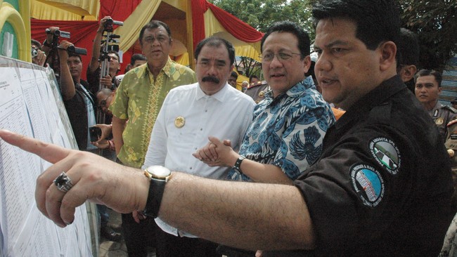 Irman didampingi Ketua KPU Husni Kamil Manik dan Pejabat Gubernur Sumatera Barat Reydonnyzar Moenek untuk memilih Gubernur Sumbar yang baru.